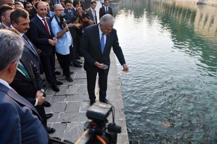 Başbakan Yıldırım Balıklıgöl’ü ziyaret etti