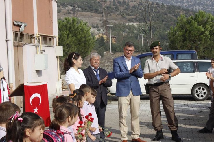 Başkan Duymuş okula yeni başlayan 1’inci sınıf öğrencilerine karanfil dağıttı