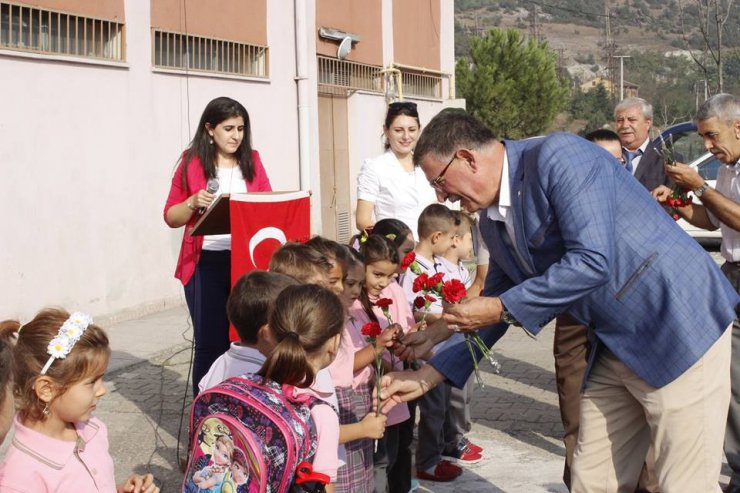 Başkan Duymuş okula yeni başlayan 1’inci sınıf öğrencilerine karanfil dağıttı