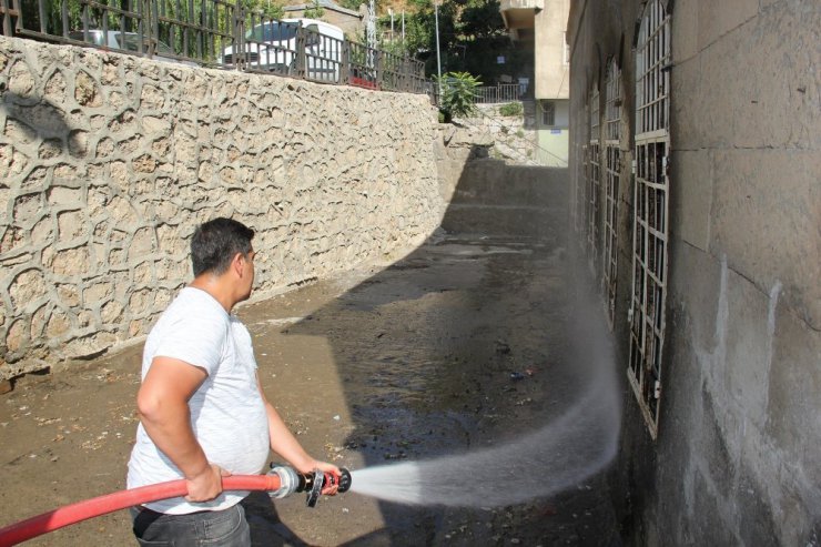 Bitlis Belediyesi okul bahçelerini yıkadı