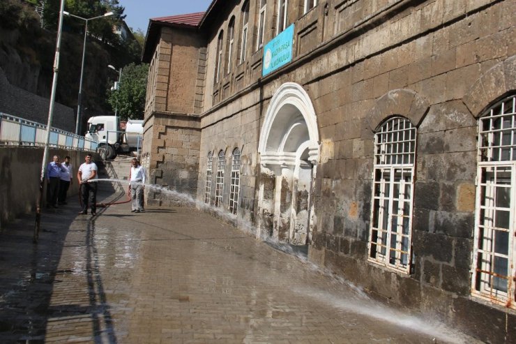 Bitlis Belediyesi okul bahçelerini yıkadı