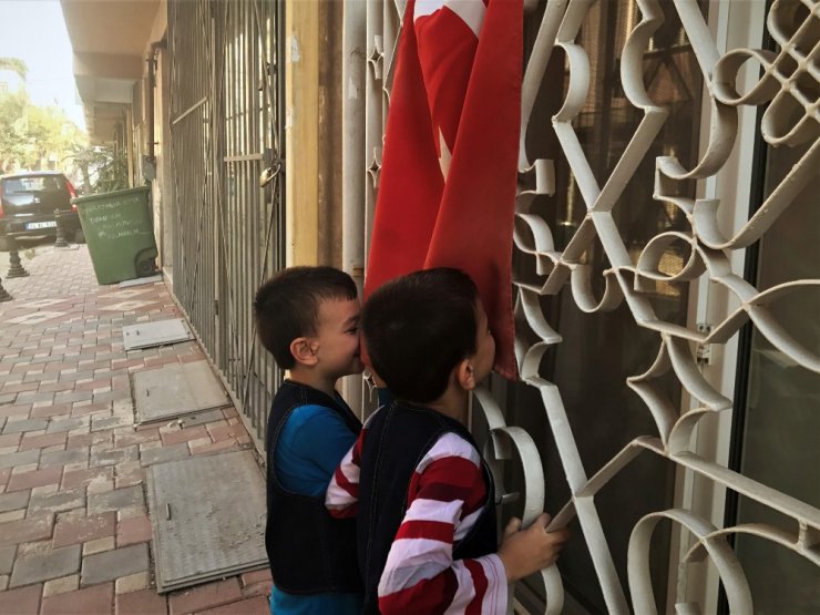 Ders başı yapan Süriyeli öğrenciler Türk bayrağını öpüp teşekkür etti