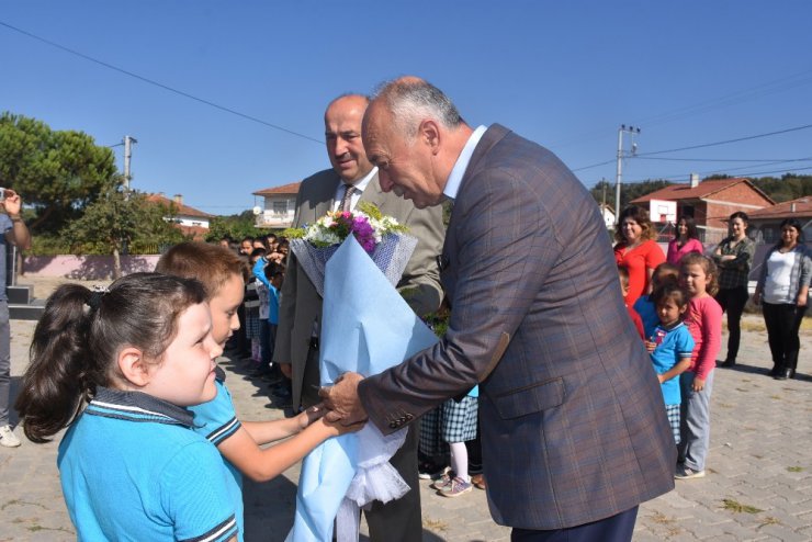 Dursunbey’de okula yeni başlayan öğrencilere hediyeler başkandan