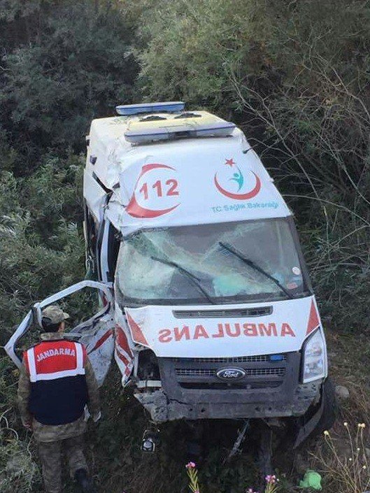 Ambulans şarampole devrildi: 3 yaralı