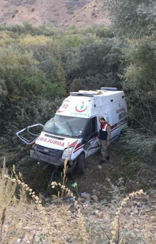 Ambulans şarampole devrildi: 3 yaralı