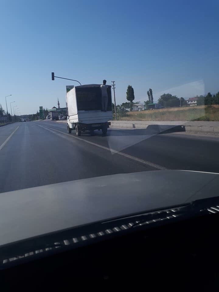 Kamyona asılan şahsın tehlikeli yolculuğu