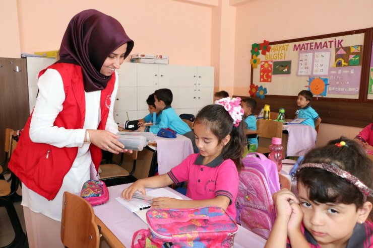 Yozgat’ta öğrencilere kalem seti dağıtıldı