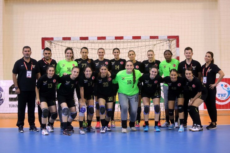 Yenimahalleli kadın hentbolcular EHF Kupası’nda ikinci tura yükseldi