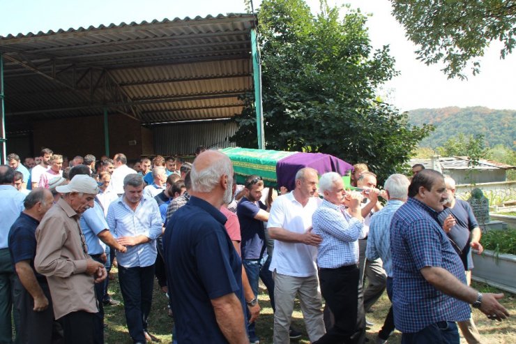 Karnındaki bebeği ile kazada ölen kadın son yolculuğuna uğurlandı