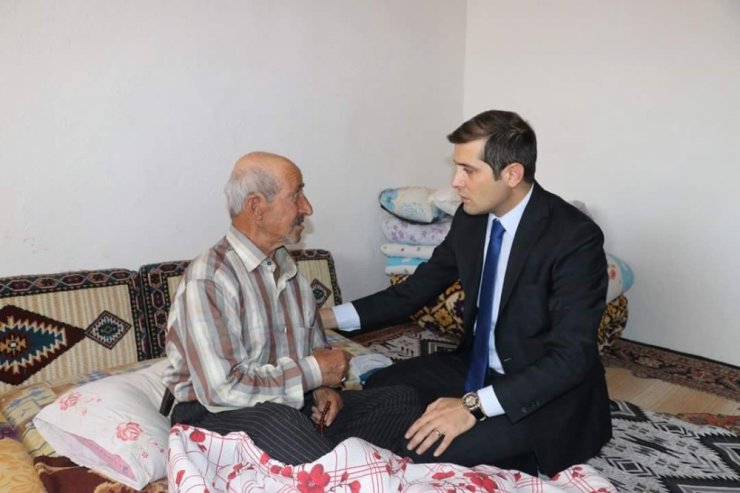 Kaymakam Erat, hasta ve yaşlı vatandaşları evlerinde ziyaret etti