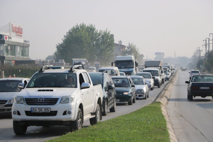 Sakarya’da okullar açıldı, trafik durma noktasına geldi