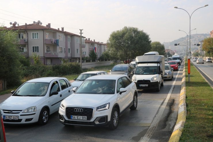 Sakarya’da okullar açıldı, trafik durma noktasına geldi