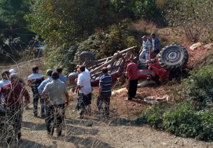 Fındık yüklü traktör devrildi: 2 ölü