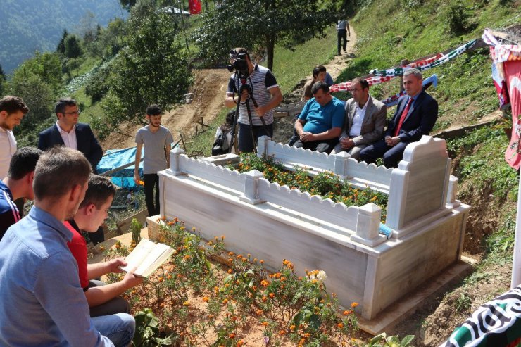 Sınıf arkadaşları ve öğretmenleri okulun ilk gününde şehit Eren Bülbül’ün kabrini ziyaret ettiler