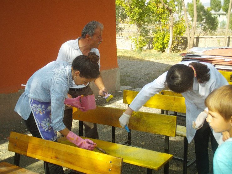 Özalp ilçesinde okul sıraları yeni boyandı