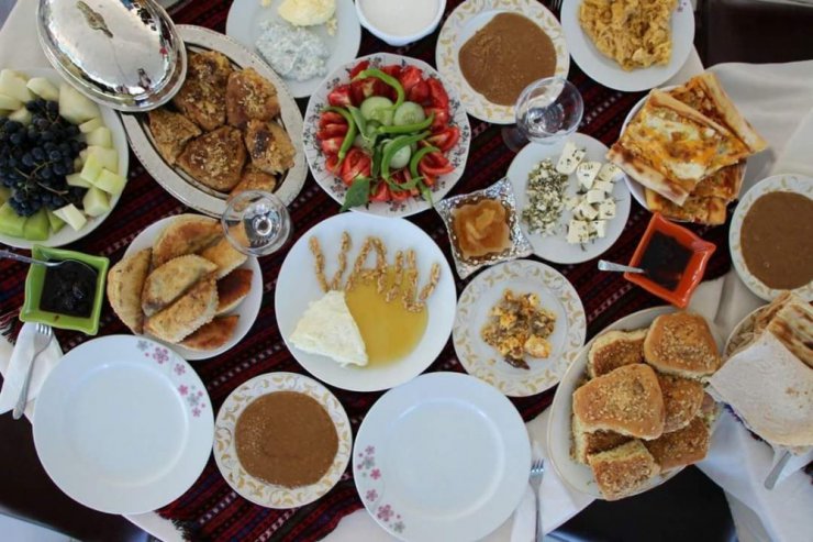 ‘Mavi Fularlılar’ Van kahvaltı kültürünü tanıttı