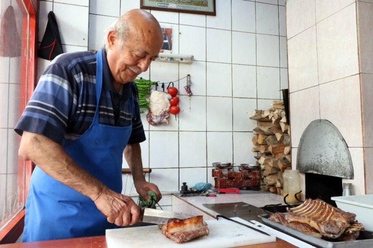 74 yaşındaki kebap ustası, 50 yıldır tandır kebabı pişiriyor