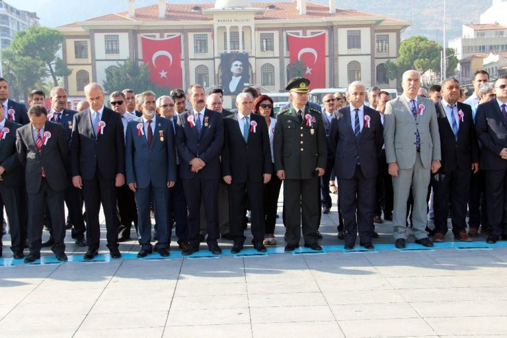 Vali Güvençer’den Azerbaycanlı gazi çocuğuna içten sarılış