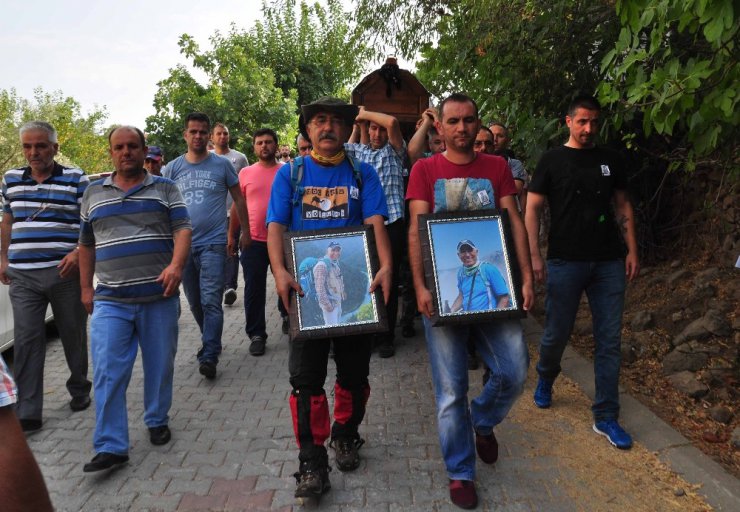 Tur minibüsü kazasında hayatını kaybeden Çetin toprağa verildi