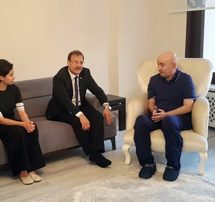 Başbakan Yardımcısı Çavuşoğlu, 15 Temmuz kahramanı Turgut Aslan’ı ziyaret etti