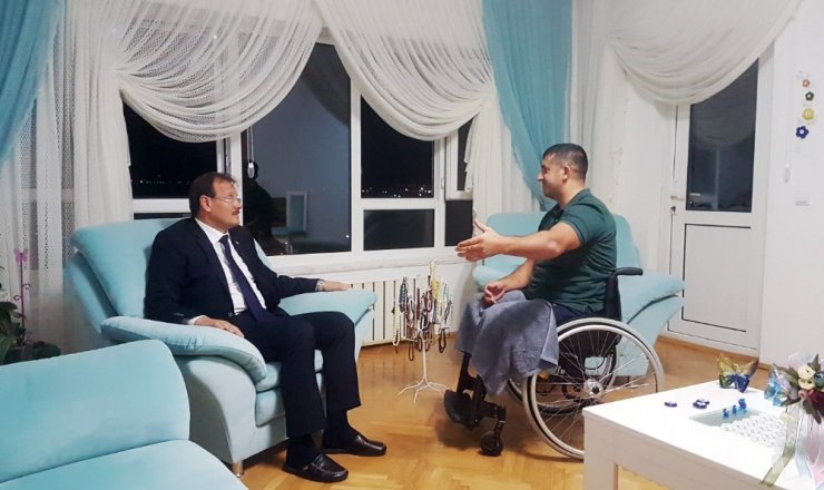 Başbakan Yardımcısı Çavuşoğlu kahraman komutanı evinde ziyaret etti