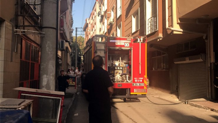 Bursa’da 6 katlı binanın çatı katında yangın çıktı