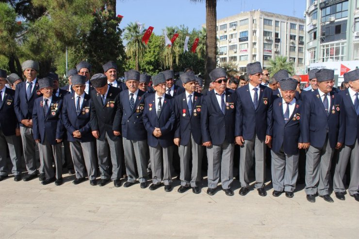 Gaziler tören için şehit selasının bitmesini bekledi