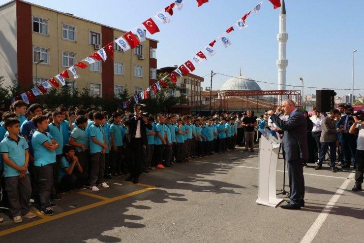 Eyüp Belediyesi’nin kırtasiye desteği yüzleri güldürüyor