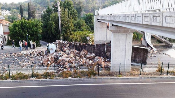 Fethiye’de tır üst geçide çarptı: 1 Yaralı