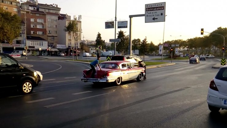 Çocukların gelin arabasından ölümüne bahşiş alma çabası kamerada