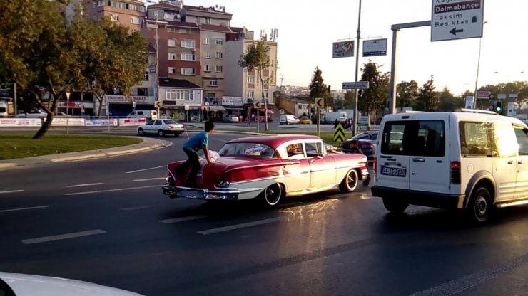 Çocukların gelin arabasından ölümüne bahşiş alma çabası kamerada