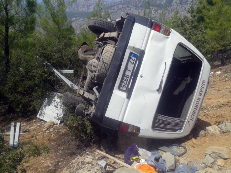 Karaman’da işçileri taşıyan minibüs uçuruma yuvarlandı: 1 ölü, 6 yaralı