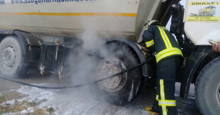 Balatadan çıkan dumanı fark eden sürücü kamyonu yanmaktan kurtardı