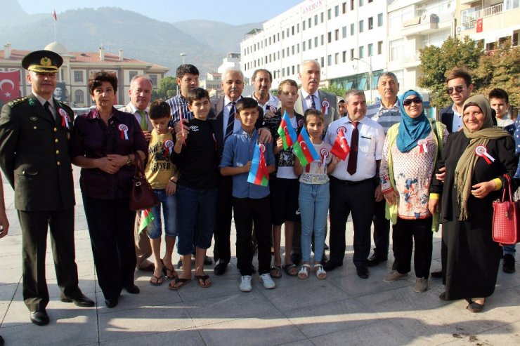 Vali Güvençer’den Azerbaycanlı gazi çocuğuna içten sarılış