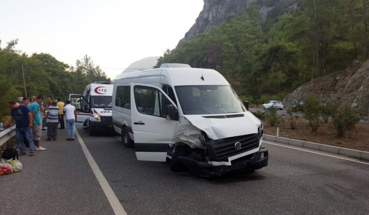 Marmaris’te minibüs ile otomobil çarpıştı: 10 yaralı