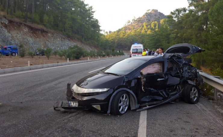Marmaris’te minibüs ile otomobil çarpıştı: 10 yaralı