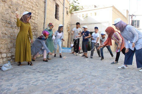 Türk ve Suriyeli çocuklar sokak oyunlarında bir araya geldi