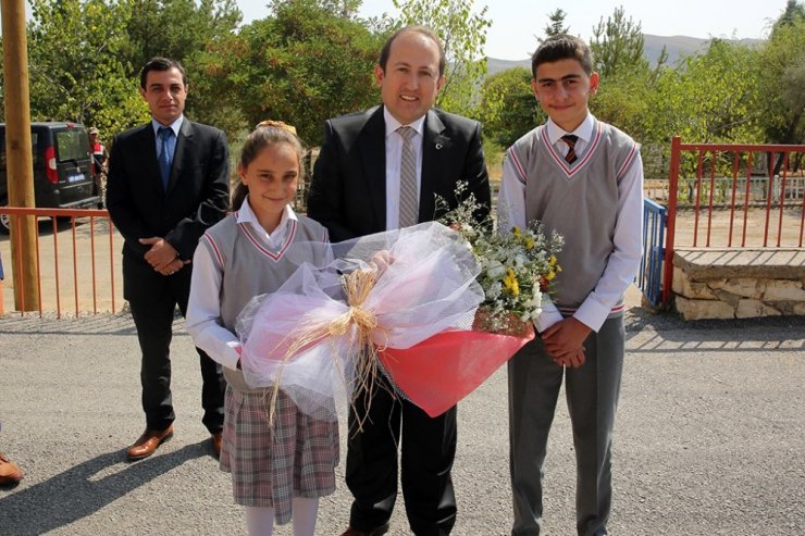 Vali Ali Hamza Pehlivan, Akşar Gençsoman İlkokulu’nu ziyaret etti