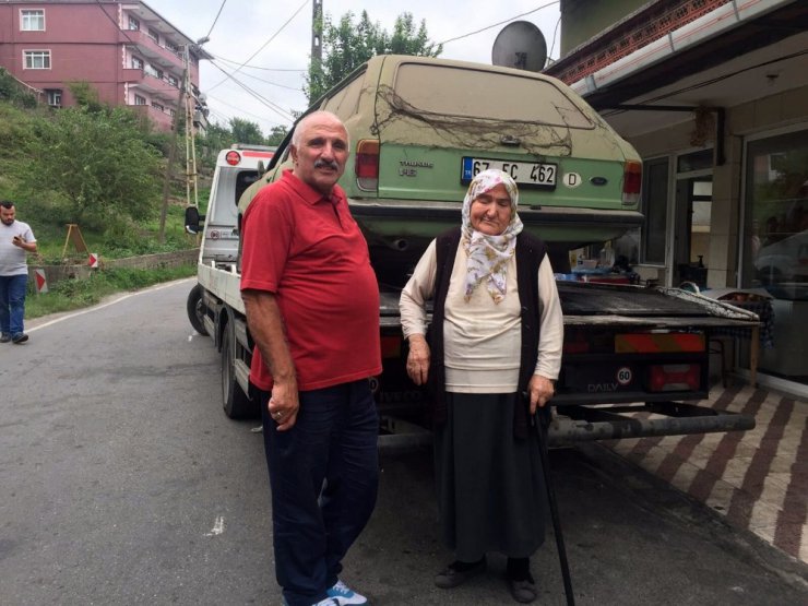 Eşinden kalan 1979 model klasik arabasını Kızılay’a bağışladı