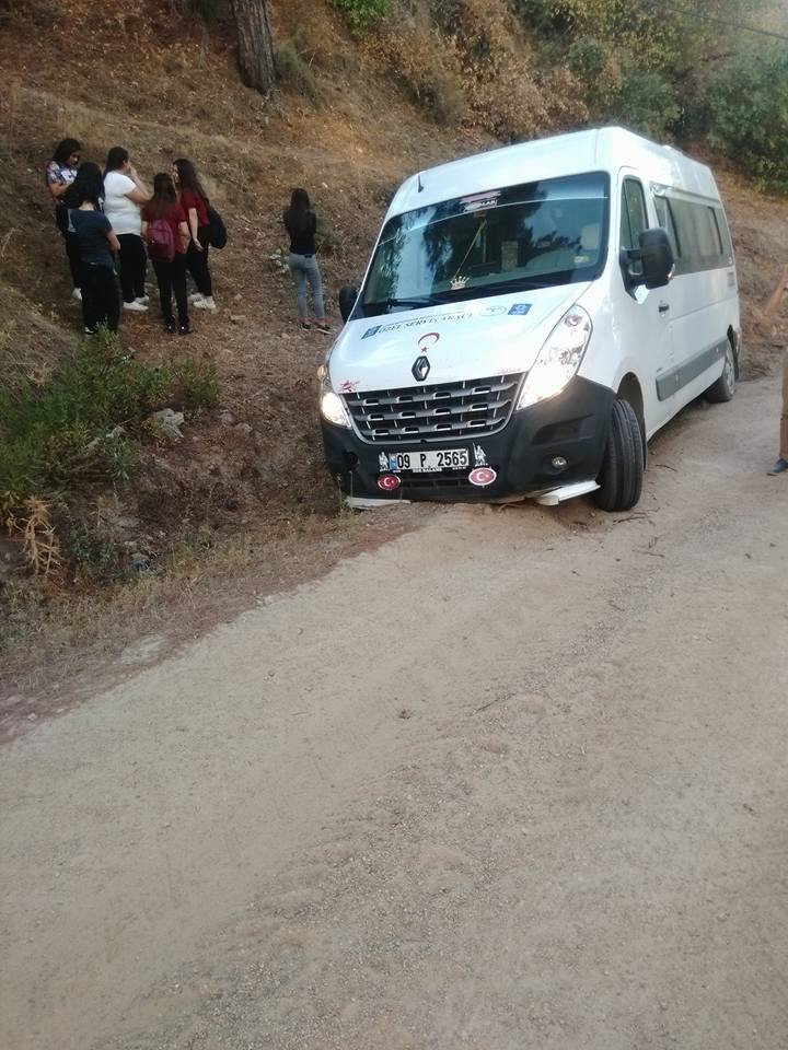 Öğrencilerin aklına uyan servis şoförü yolda kaldı