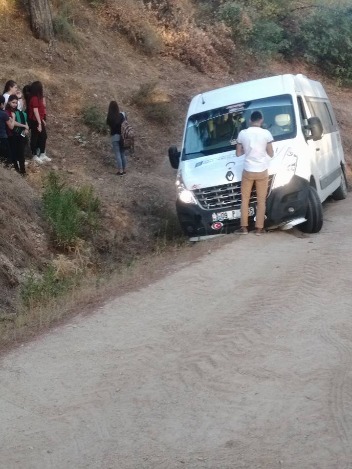 Öğrencilerin aklına uyan servis şoförü yolda kaldı