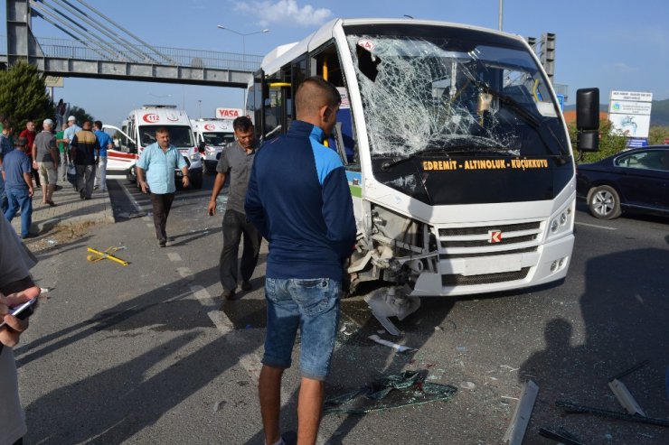 Balıkesir’de minibüsler çarpıştı: 11’i öğrenci 21 kişi yaralı