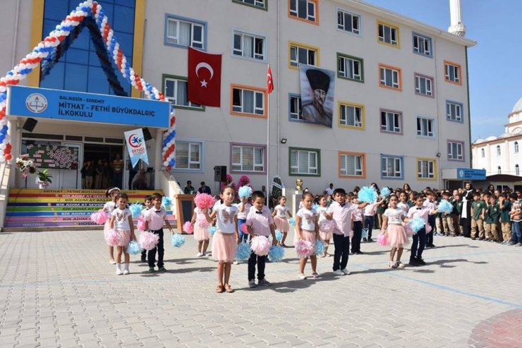 Vali Yazıcı İlk Öğretim Haftası kutlamasına katıldı