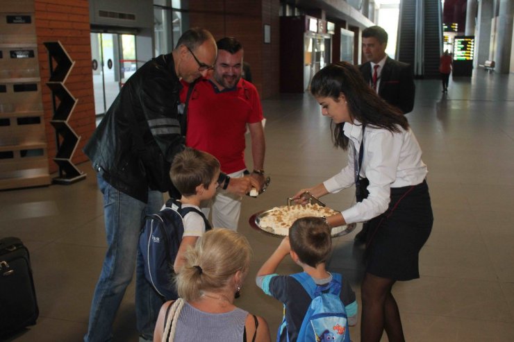 Bulgaristan’dan gelen ilk turist kafilesi Türk lokumuyla karşılandı