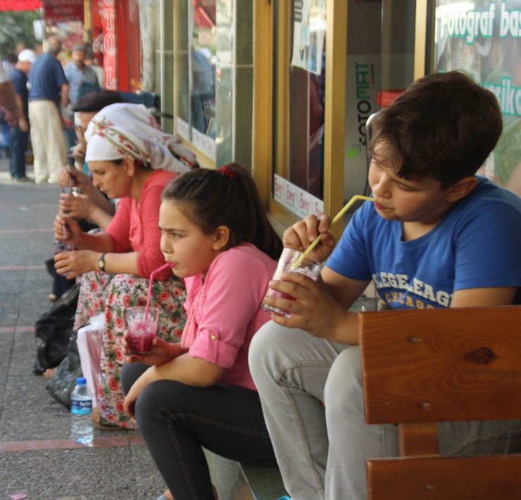 Sıcaklar artınca, kar helvası sezonu yeniden açıldı