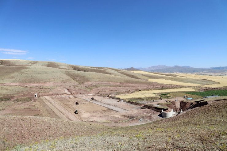 Erzincan Çatakdere Gölet’inde çalışmalar devam ediyor