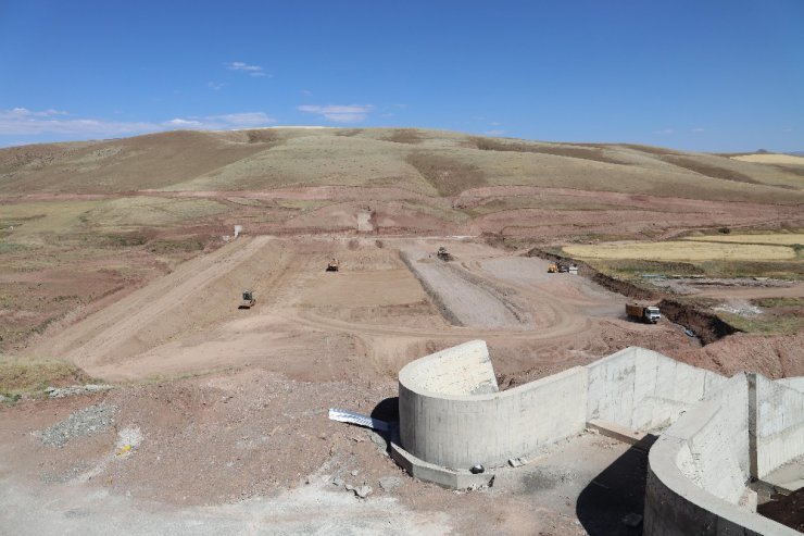 Erzincan Çatakdere Gölet’inde çalışmalar devam ediyor