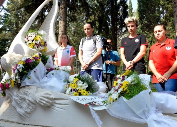 Turnuva öncesinde Özgecan Aslan’ın kabri ziyaret edildi