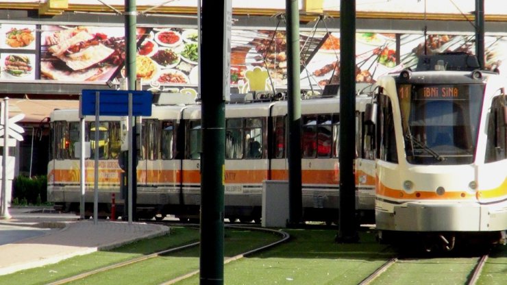 Otomobilden kaçarken tramvay çarptı