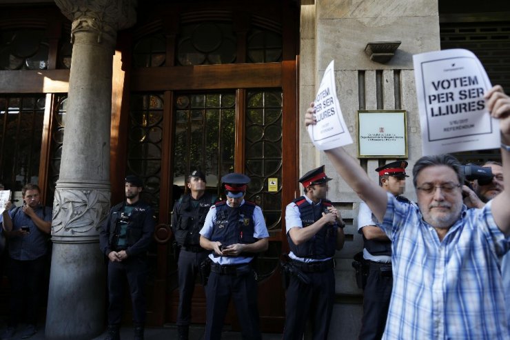 İspanya polisi, Katalonya’da hükümet kurumlarına baskın düzenledi